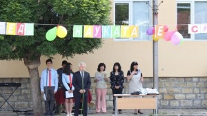 Кметът Драгомир Николов поздрави учителите първокласниците и зрелостниците