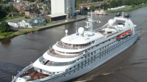 Бутиков лайнер акостира във Варна