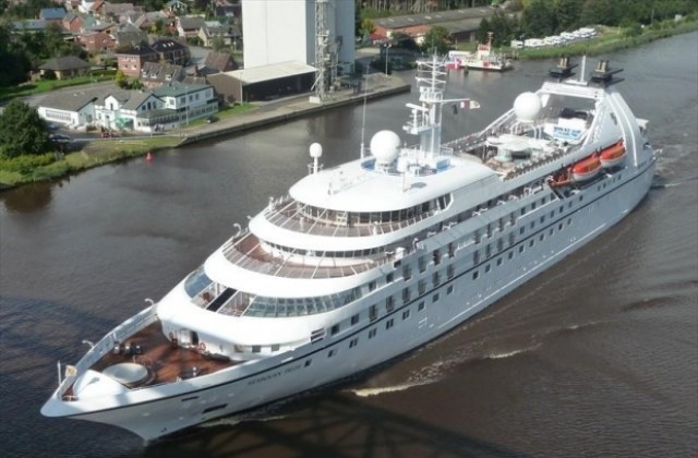 Бутиков лайнер акостира във Варна