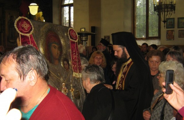 Стотици се преклониха пред иконата на „Св. Богородица Умиление в Дупница