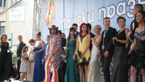 Снимки Абитуриентите от Дупница дефилираха на пл Свобода