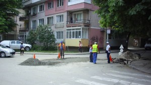 Дупките след ремонтите на ВиК вече се кърпят по нов