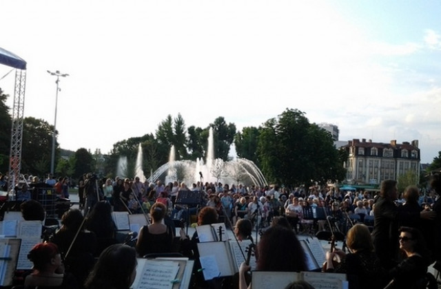 Моцарт, Равел и Хайдн звучат в концерт на Плевенска филхармония