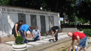Младежите от БСП почистиха паметници в Килифарево