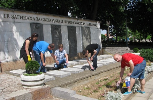 Младежите от БСП почистиха паметници в Килифарево