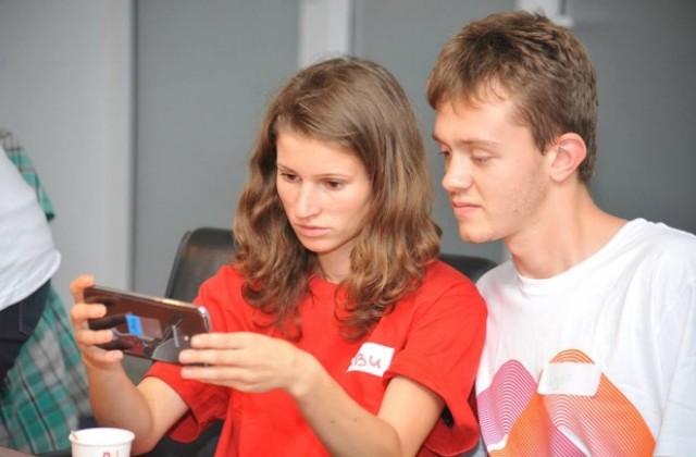 Младежи от приемни семейства помагат на деца без родители