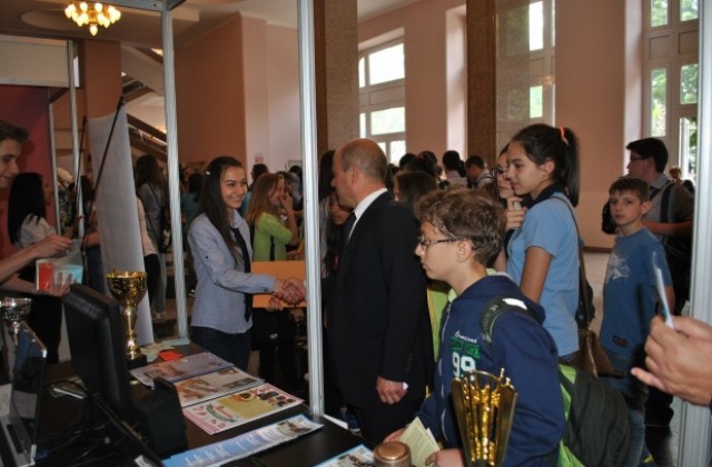 Започна изложението на средното образование