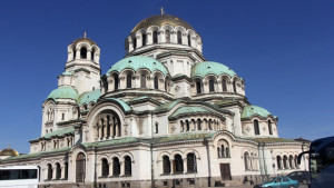 Затварят нелегалната автогара пред храма Св Александър Невски