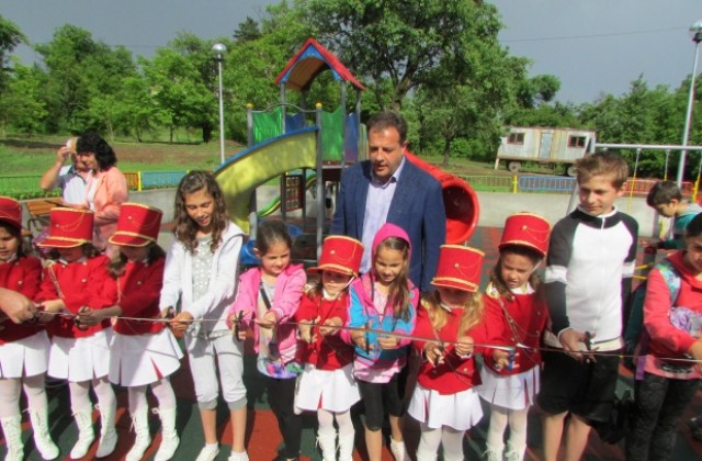 Даниел Панов откри първия парк в Зона В и детска площадка