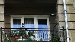 Парче от тераса падна и рани жена