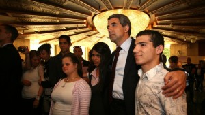 Президентът дава абитуриентски бал за 152 младежи от домове