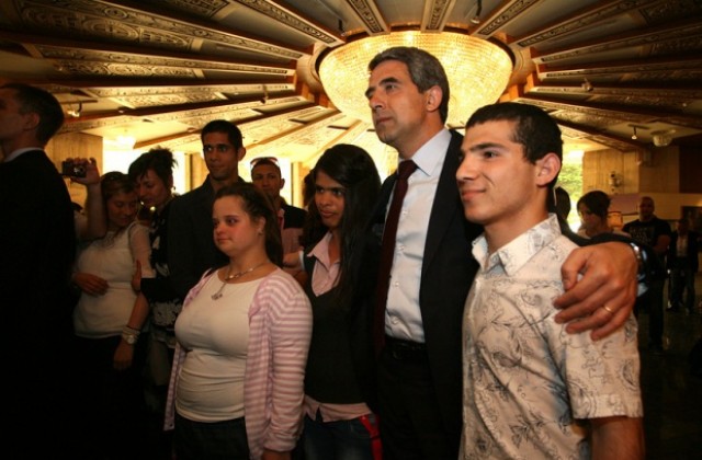 Президентът дава абитуриентски бал за 152 младежи от домове