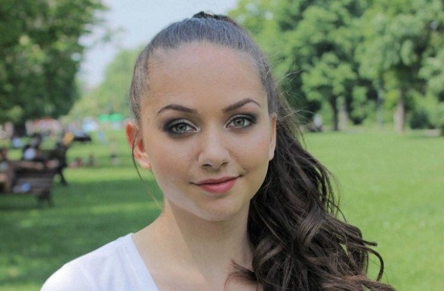 Великотърновка пусна нова песен, влезе в Топ 10 на най-слушаната БГ музика