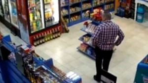 Камера засне нагла кражба в столичен магазин ВИДЕО