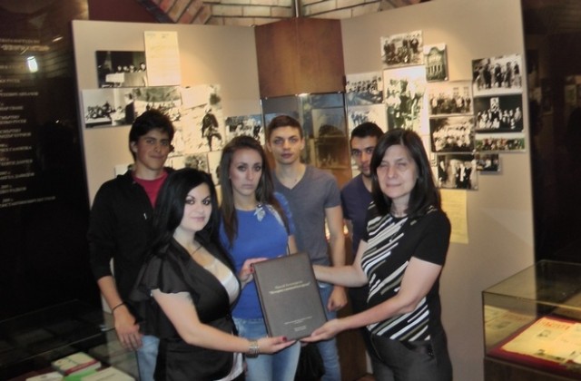 Студенти по ПР дариха препис на Паисиевата история на музея на ВТУ
