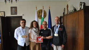 Състезатели по ушу със значка Русе