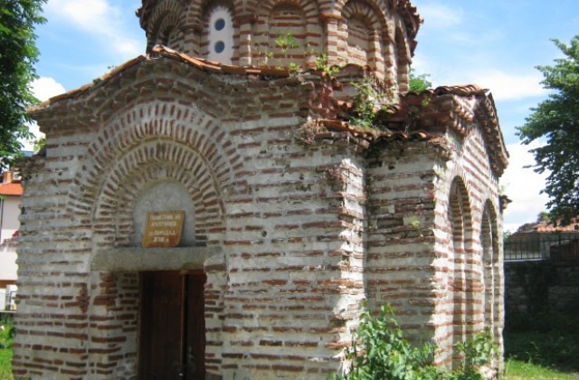 Некачествена реставрация застрашава стенописа в черквата „Св. Никола