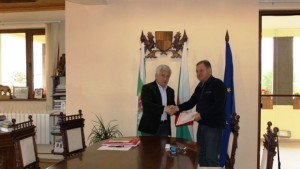 Драгомир Николов подписа договор за ремонтиране на спортните площадки в