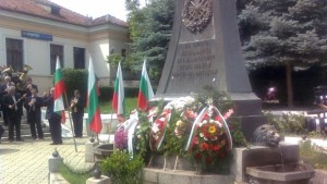 Ученици поднасят венци и цветя на 2 юни на 6