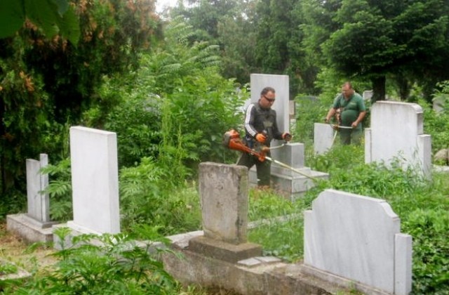 Паркстрой завършва косенето на гробищата за Черешова задушница