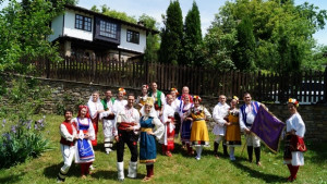 Формация Търновска царица танцува в Боженци