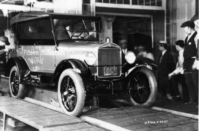31 май: Oт конвейера слиза последният автомобил „Форд Т”