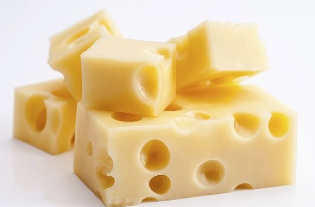 Разгадаха на какво се дължат дупките в сиренето Ементал