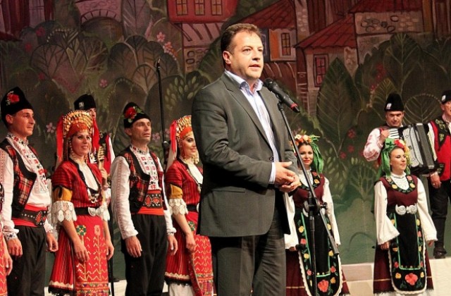 Ансамбъл Искра отбеляза 55 години от създаването си с грандиозен концерт