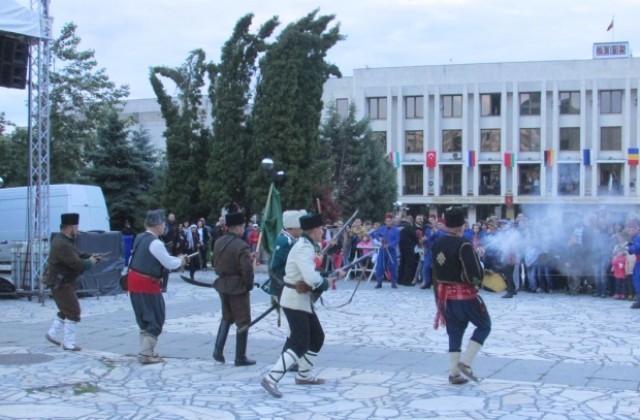 С възстановка и тържествена заря- проверка завърши Денят за почит в Г. Оряховица