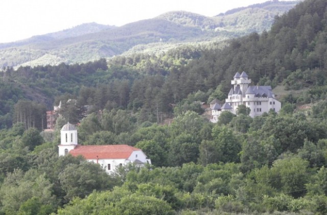 Непълнолетни роми нападнали свещеник в село Марчево