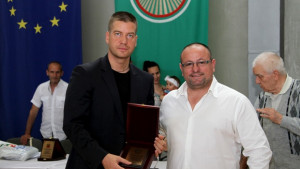 Федерацията по борба с благодарствен плакет за кмета Живко Тодоров