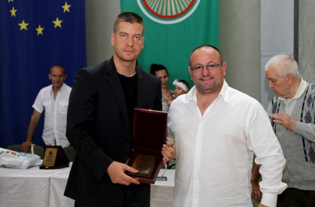 Федерацията по борба с благодарствен плакет за кмета Живко Тодоров