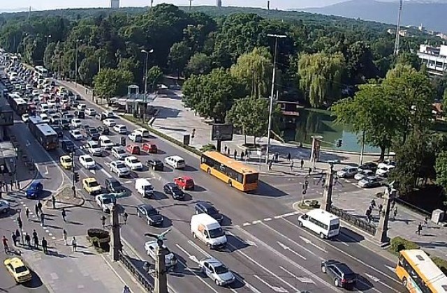 Ремонтът на Цариградско шосе предизвика километрично задръстване (ВИДЕО)