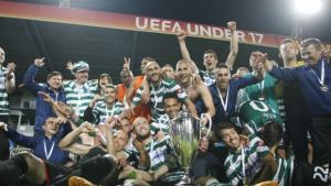 Феновете на Черно море празнуват купата с шествие