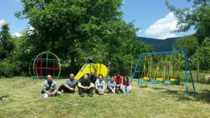 Младежи от ГЕРБ пребоядисаха детската площадка в село Златевци