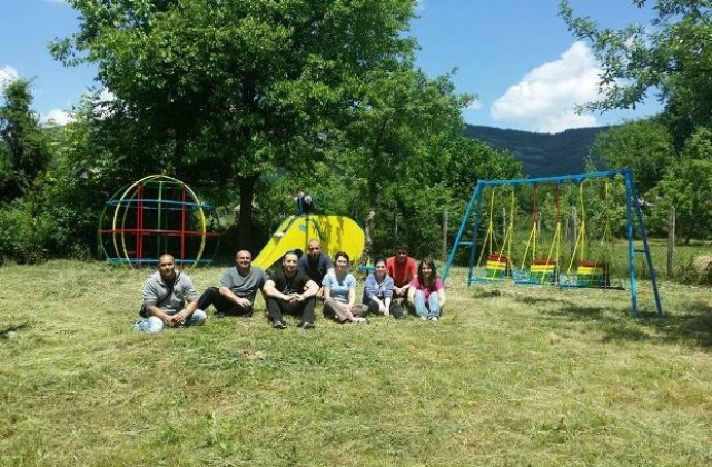 Младежи от ГЕРБ пребоядисаха детската площадка в село Златевци