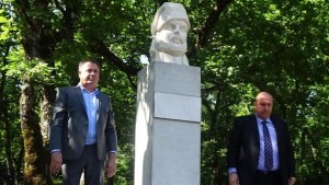 Паметник на Караджата в Божура