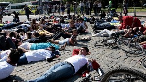 Провокативен флашмоб срещу войната по пътищата