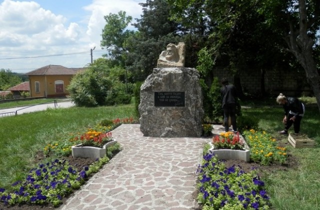 Паркстрой засади цветя на площада в Брестовец