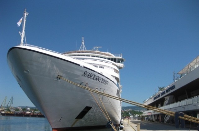 Луксозен лайнер пристигна във Варна