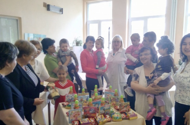 Жени- ГЕРБ зарадваха болни деца за 1 юни