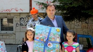 С красиво пано децата от ЦДГ Соня изненадаха кмета Даниел