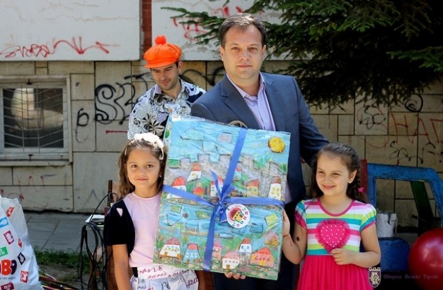 С красиво пано децата от ЦДГ „Соня” изненадаха кмета Даниел Панов