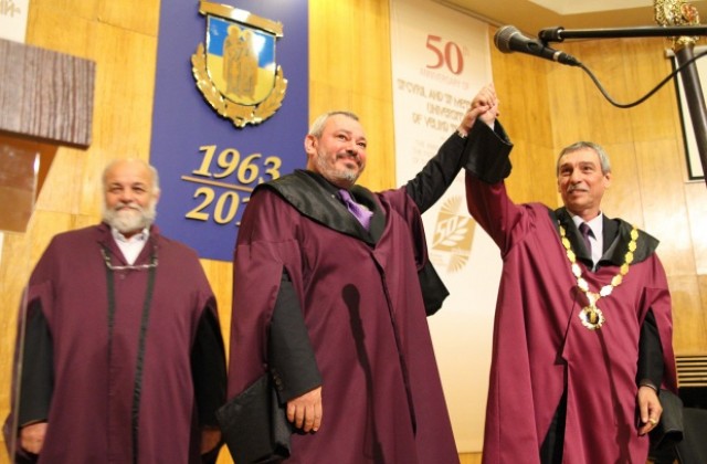 На тържествена церемония във ВТУ старият ректор предаде властта на новия