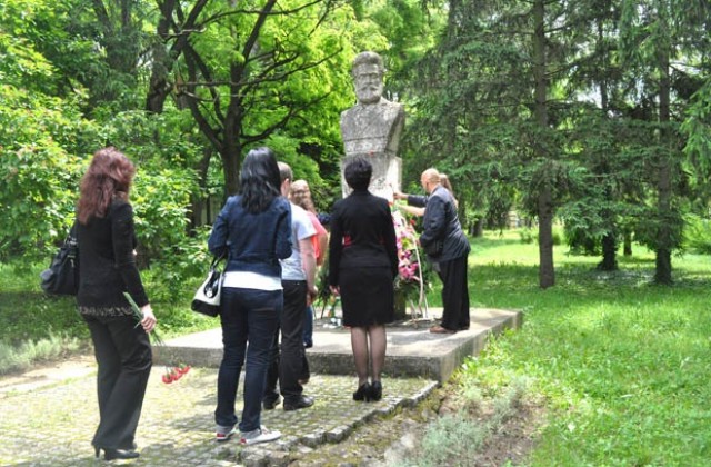 Пред паметника на Христо Ботев в парка отбелязваме 2 юни