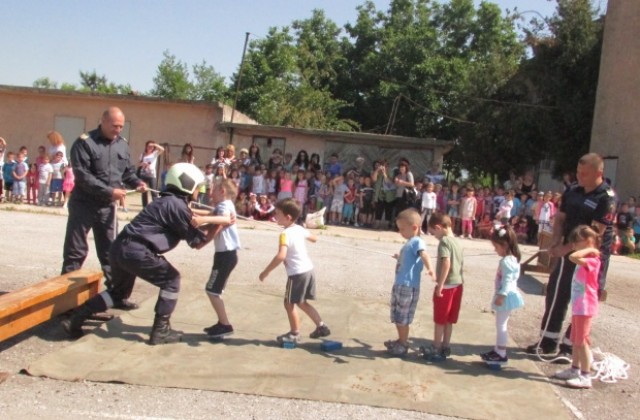 Деца и пожарникари празнуваха заедно 1 юни в Горна Оряховица