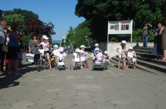 Музеят зарадва децата на Шумен с парад на колелетата