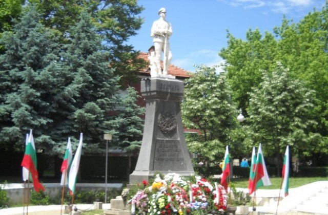 Почит и преклонение пред паметниците на героите в Кюстендил