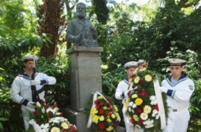 Бургас се покланя пред Ботев и хилядите герои