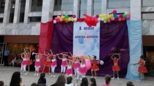 Снимки Децата на Кюстендил празнуваха заедно пред театъра